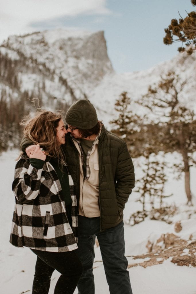 cute winter engagement photo ideas