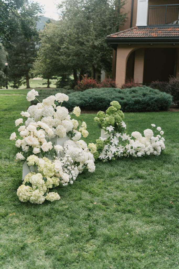 the broadmoor west lawn curved ceremony aisle