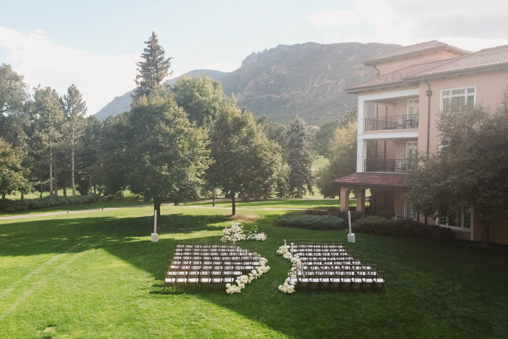 the broadmoor west lawn curved ceremony aisle
