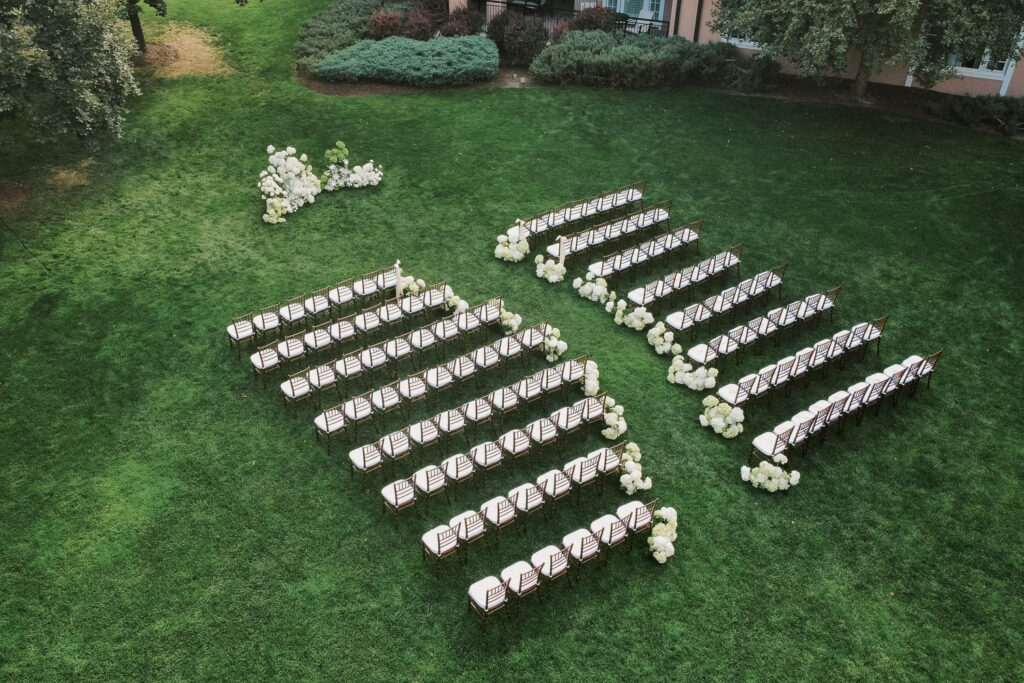 the broadmoor west lawn curved ceremony aisle